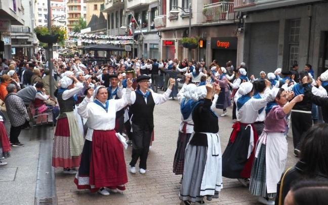Los bailes vascos frente a la sede del Club Deportivo volverán a ser una de las citas obligadas de la Euskal Jaia.