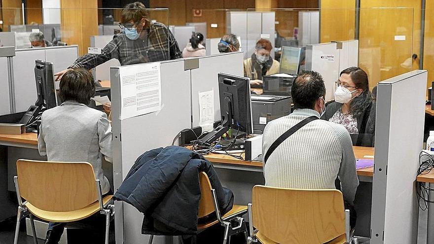 Varias personas realizan la declaración en las oficinas de Hacienda.