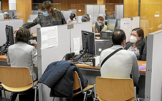 Varias personas realizan la declaración en las oficinas de Hacienda.