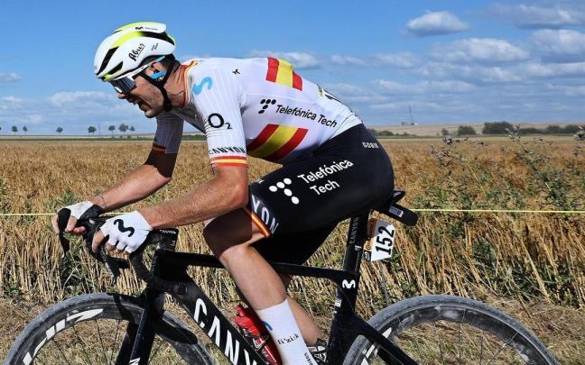 Alex Aranburu, por los caminos de tierra de Troyes. / Movistar / Getty Alex Aranburu, por los caminos de tierra de Troyes.