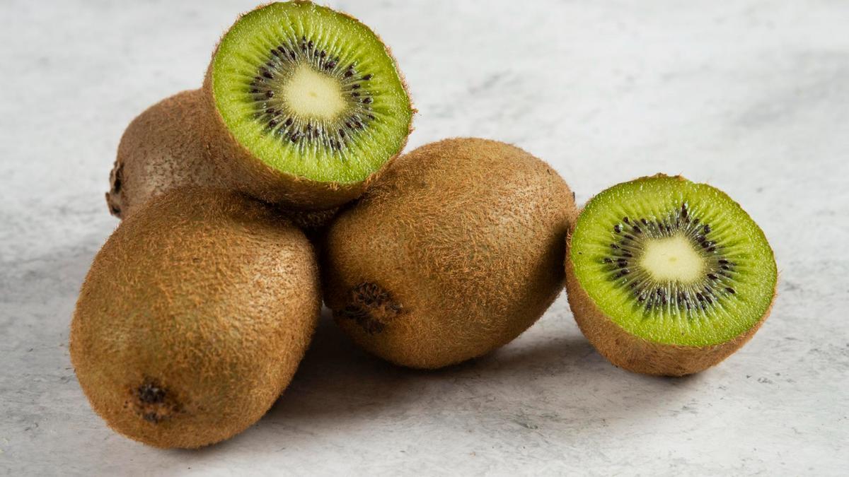 Imagen de varios kiwis listos para consumir