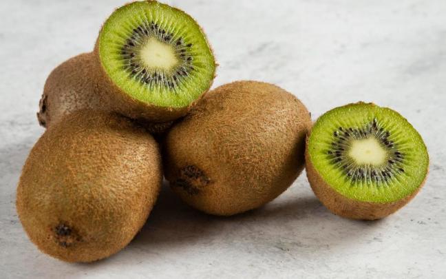 Imagen de varios kiwis listos para consumir