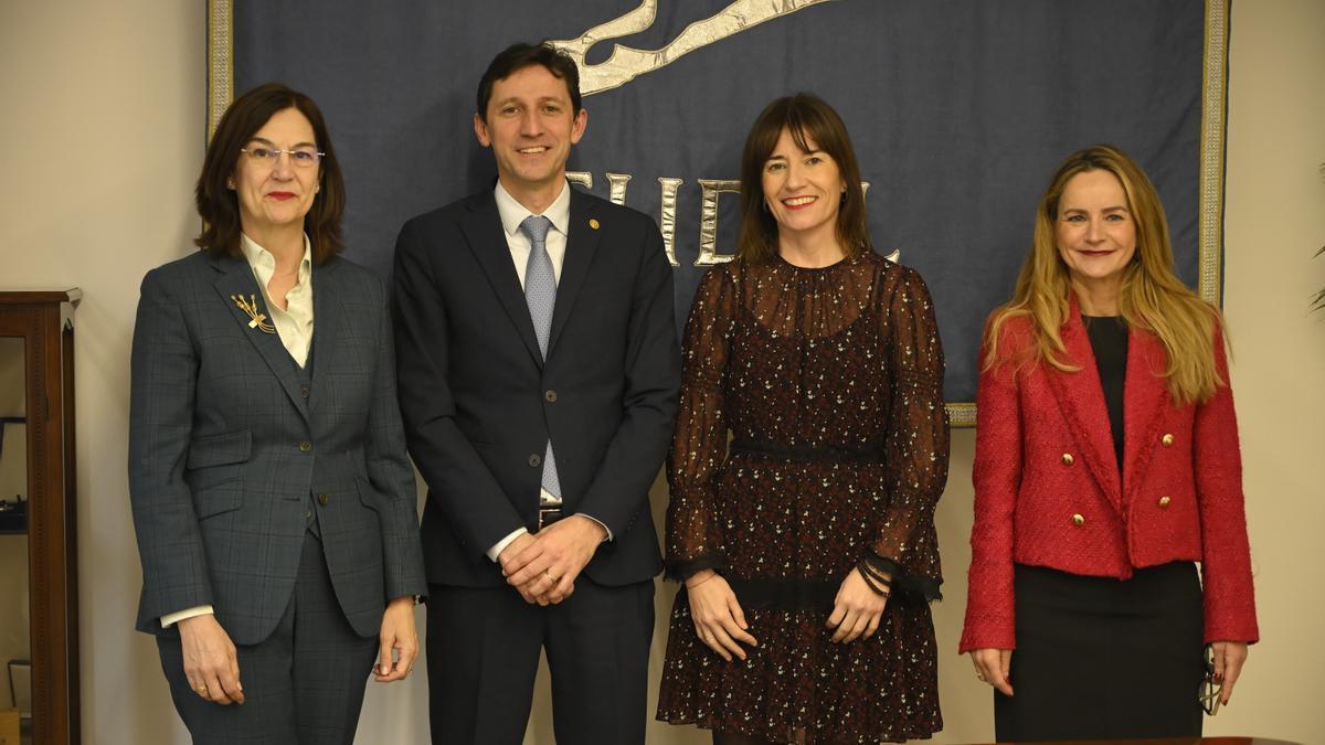 La presidenta de la CNMC, Cani Fernández; el consejero de Hacienda, Noël d'Anjou; la presidenta de Eudel, Esther Apraiz; y la presidenta de la AVC, Ainara Arce.