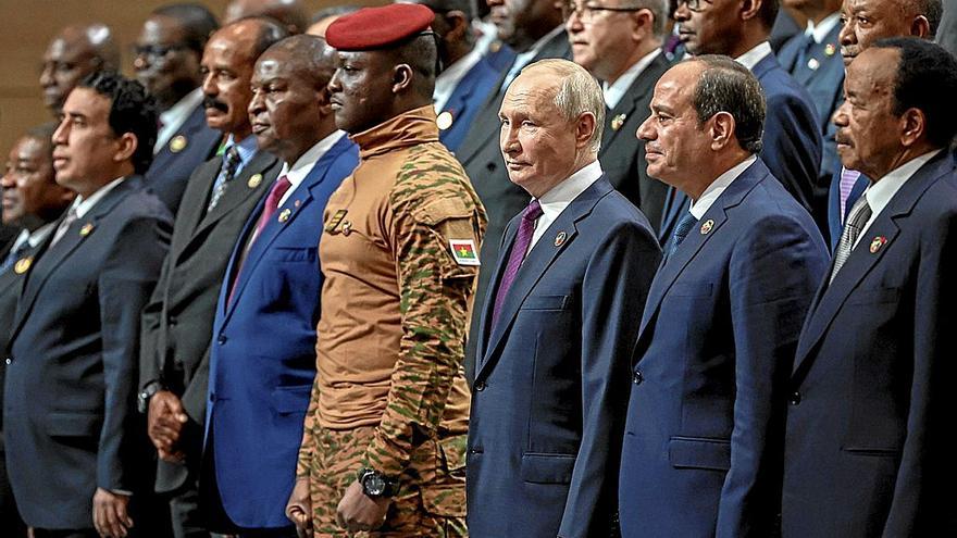 El presidente de Rusia, Vladímir Putin, durante la cumbre Rusia-África con algunos dirigentes africanos. | FOTO: EFE