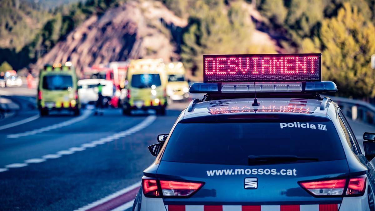 Tres fallecidos al caer su coche por un barranco e incendiarse en Tarragona.