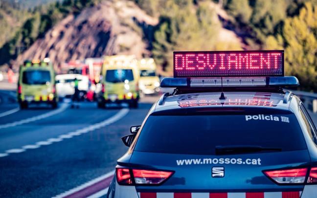 Tres fallecidos al caer su coche por un barranco e incendiarse en Tarragona.