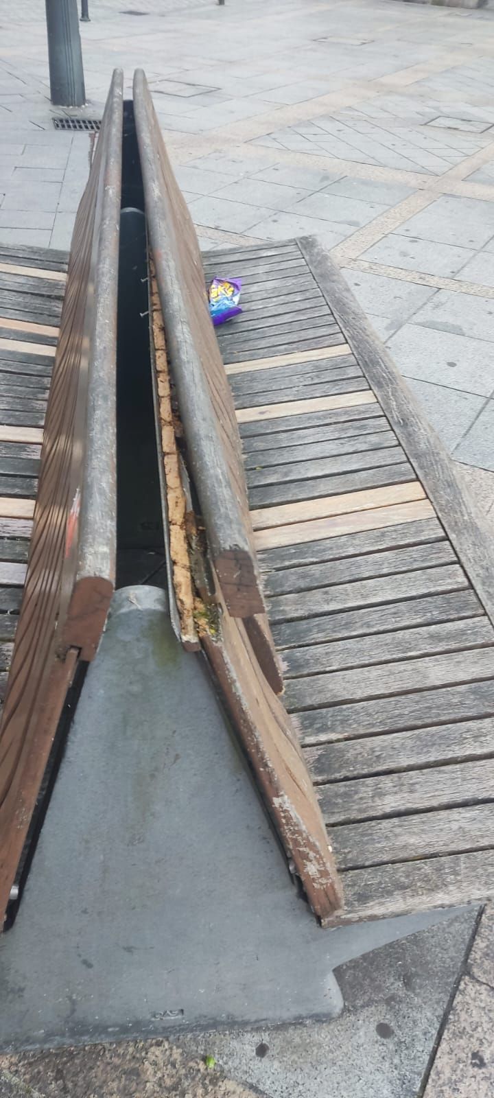 Los bancos en mal estado de la plaza Seber Altube están siendo reparados.