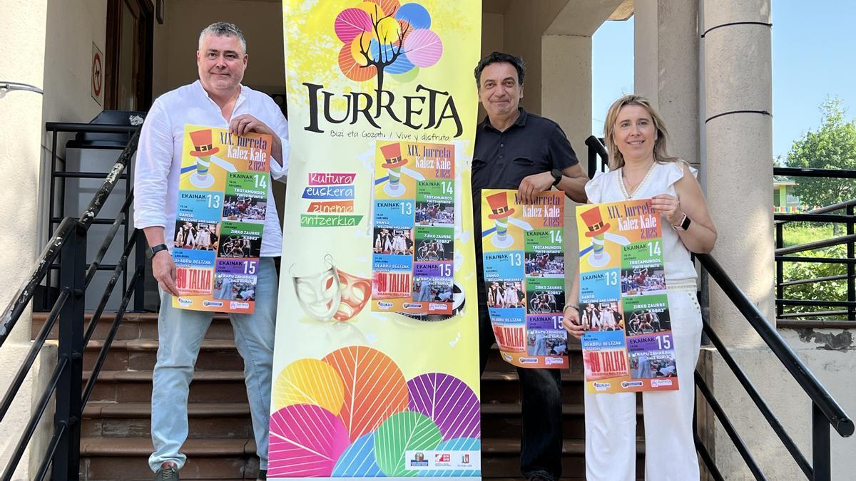 Oskar Koka, Garbitxu y Pili Jiménez, en la presentación.
