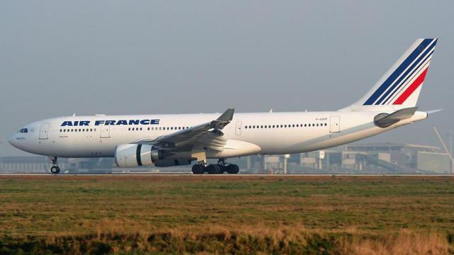 El Airbus A330 200 F GZCP de Air France aterriza en el Aeropuerto de París Charles de Gaulle.