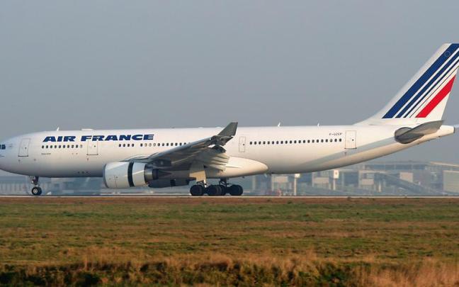 El Airbus A330 200 F GZCP de Air France aterriza en el Aeropuerto de París Charles de Gaulle.