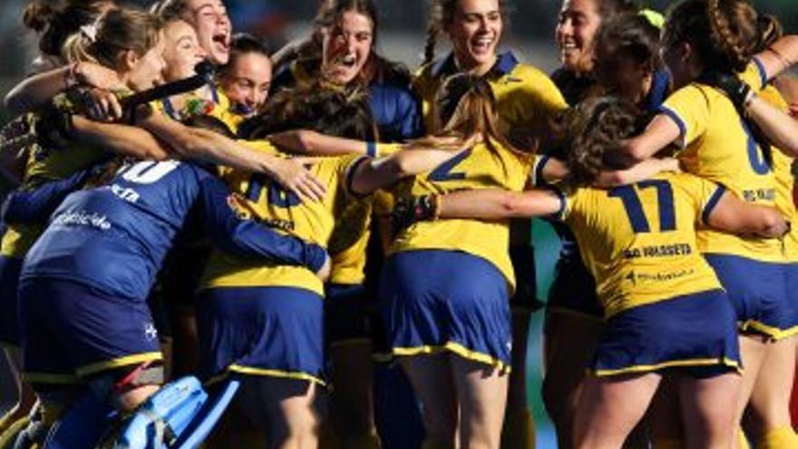 Las jugadoras de Jolaseta celebran el ascenso.