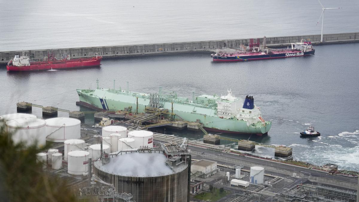 Vista de la planta regasificadora del Puerto de Bilbao, en una imagen del año 2022.