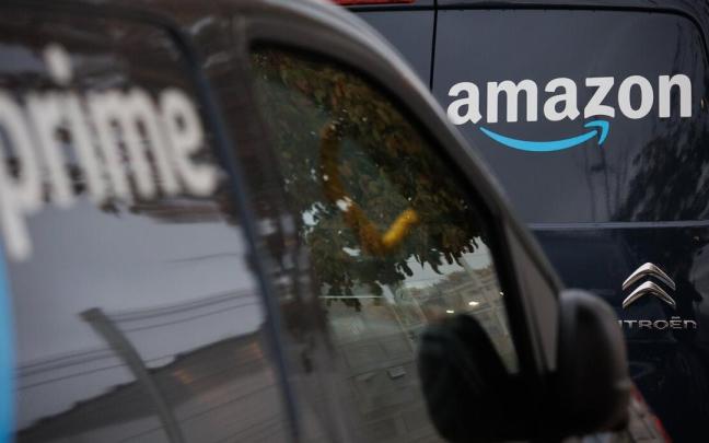 Dos furgonetas de reparto de Amazon, en las inmediaciones de un centro logístico de la empresa en España. Dos furgonetas de reparto de Amazon, en las inmediaciones de un centro logístico de la empresa en España.