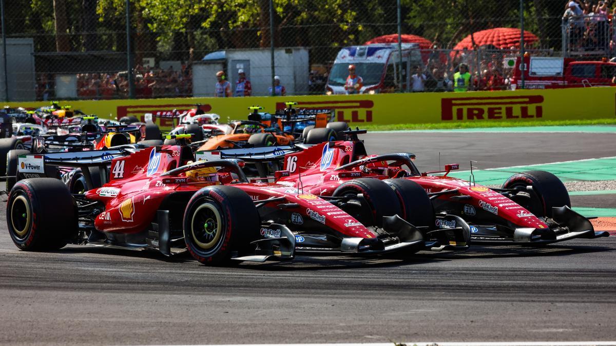 Los Ferrari afrontan la segunda curva en Monza, cuando se produjo en incidente entre Hamilton y Leclerc.