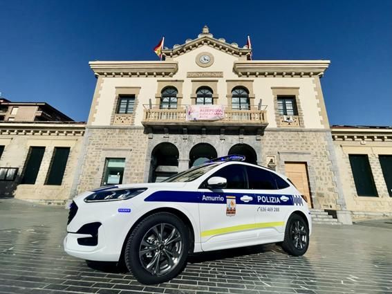 Coche patrulla de la Policía de Amurrio en la plaza del Ayuntamiento