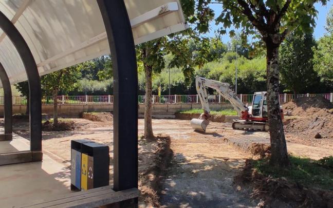 La maquinaria ya está trabajando en el patio de la escuela de Igorre