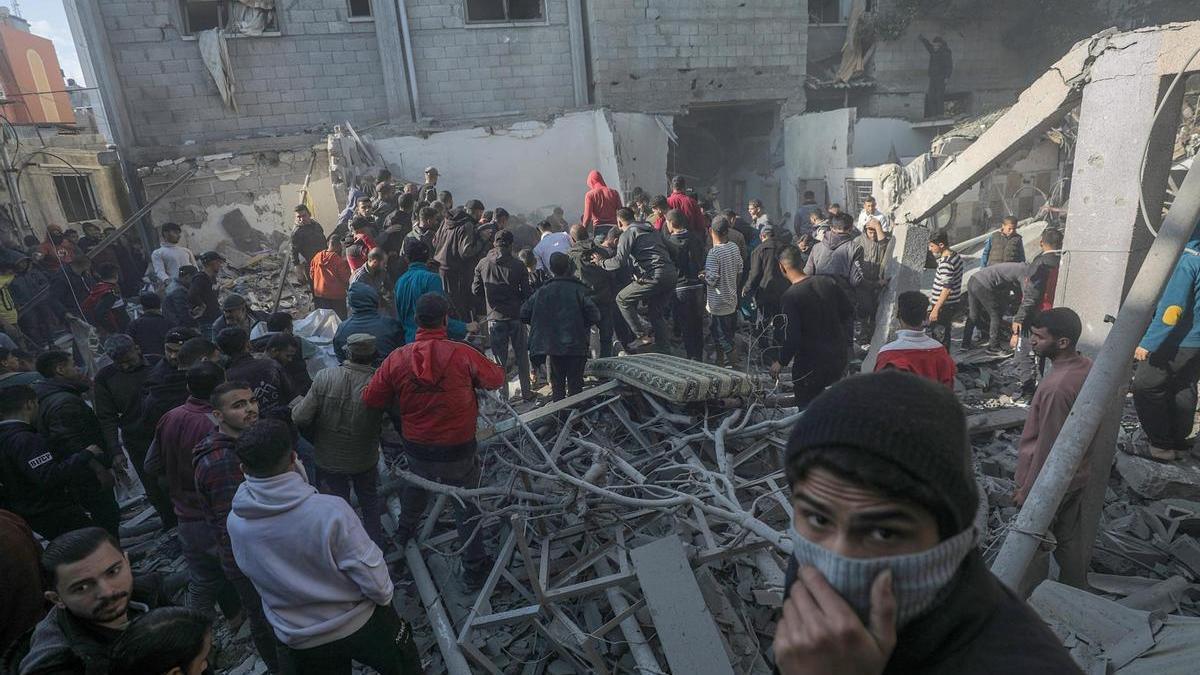 Varios palestinos buscan supervivientes en los escombros de un edificio en Al Nusairat, al sur de Gaza.