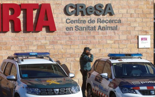 Efectivos de Mossos y Guardia Civil frente al laboratorio investigado por el brote de peste porcina en Catalunya