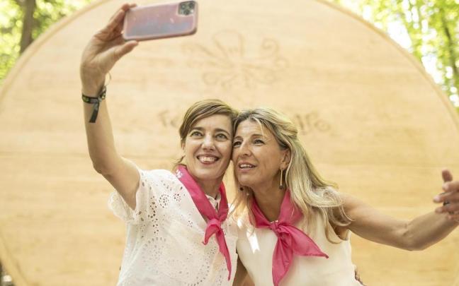 Marta Lois junto a Yolanda Díaz asisten a la fiesta del pulpo de O Carballiño.