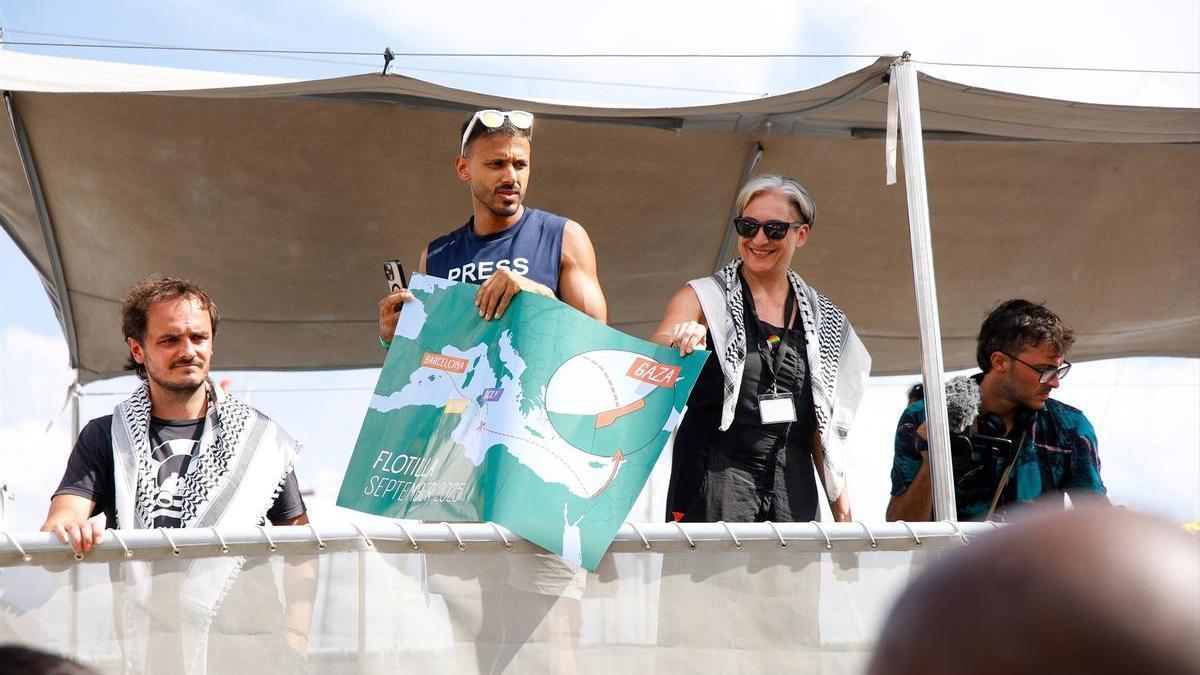 La exalcaldesa de Barcelona Ada Colau en una de las embarcaciones de la Global Sumud Flotilla durante la salida desde el puerto de la ciudad condal.