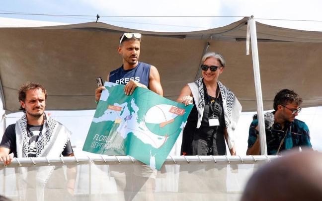 La exalcaldesa de Barcelona Ada Colau en una de las embarcaciones de la Global Sumud Flotilla durante la salida desde el puerto de la ciudad condal.