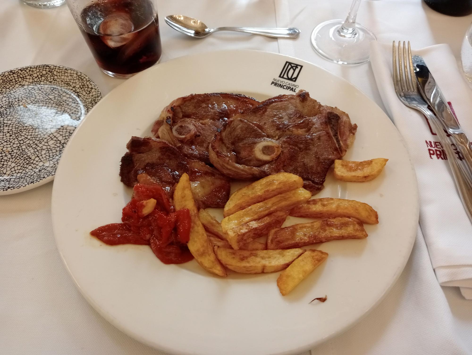 Chuletillas de pierna de cordero a la plancha con pimiento del piquillo.