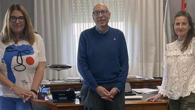 El alcalde de Barbadás, Xosé Carlos Valcarce Doval, junto a dos trabajadoras municipales.