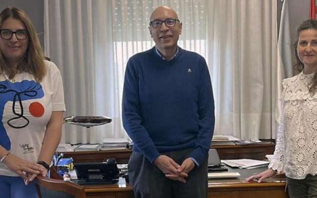 El alcalde de Barbadás, Xosé Carlos Valcarce Doval, junto a dos trabajadoras municipales.