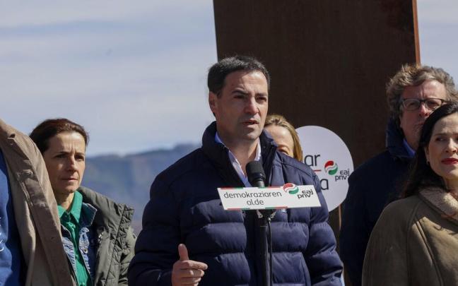 El candidato del PNV a lehendakari, Imanol Pradales, interviene en un acto electoral.