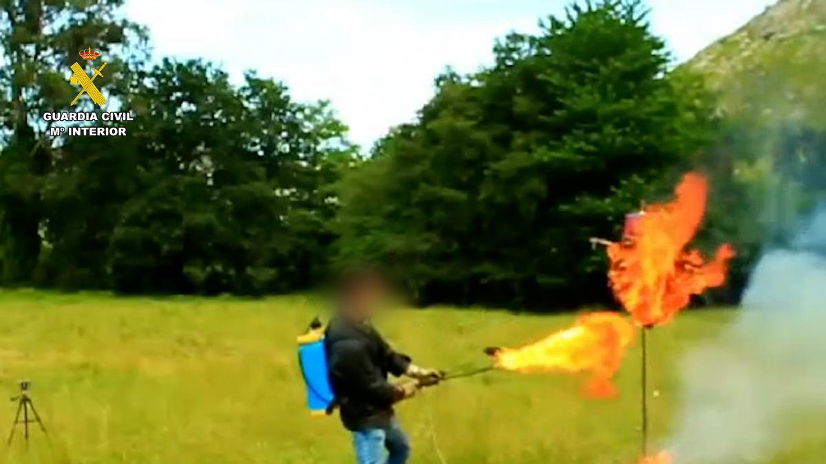 El youtuber detenido hace una demostración con un lanzallamas en uno de sus vídeos