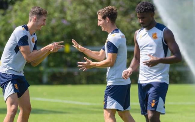 Aihen bromea en un entrenamiento, con Pacheco y Momo Cho. / PEDRO MARTINEZ
