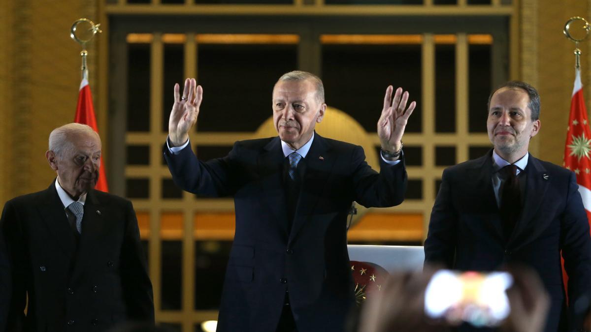 Recep Tayyip Erdogan, saluda a sus simpatizantes tras ganar las elecciones turcas.