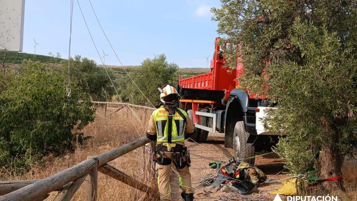 Efectivos del Parque de Bomberos de Tarazona de la DPZ recuperan el cadáver de la joven.