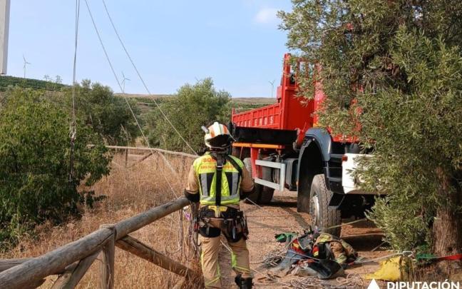 Efectivos del Parque de Bomberos de Tarazona de la DPZ recuperan el cadáver de la joven.