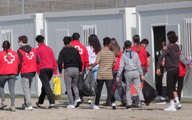 Personal de Cruz Roja acompaña a varios menores migrantes.