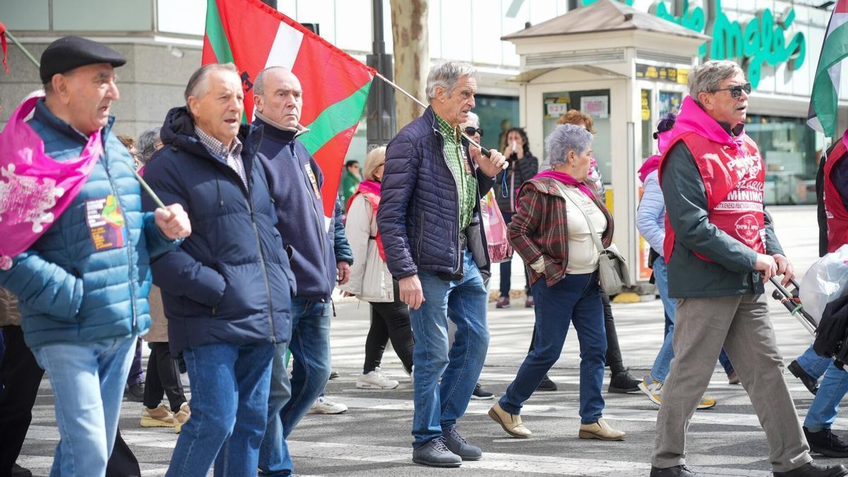 Manifestantes por las calles de Gasteiz