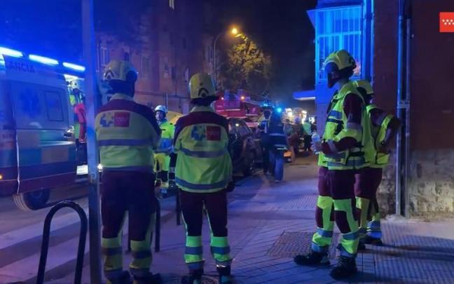 La explosión se ha registrado en los cuartos trasteros del edificio, donde los Bomberos del Ayuntamiento de Madrid han evacuado a la persona fallecida.
