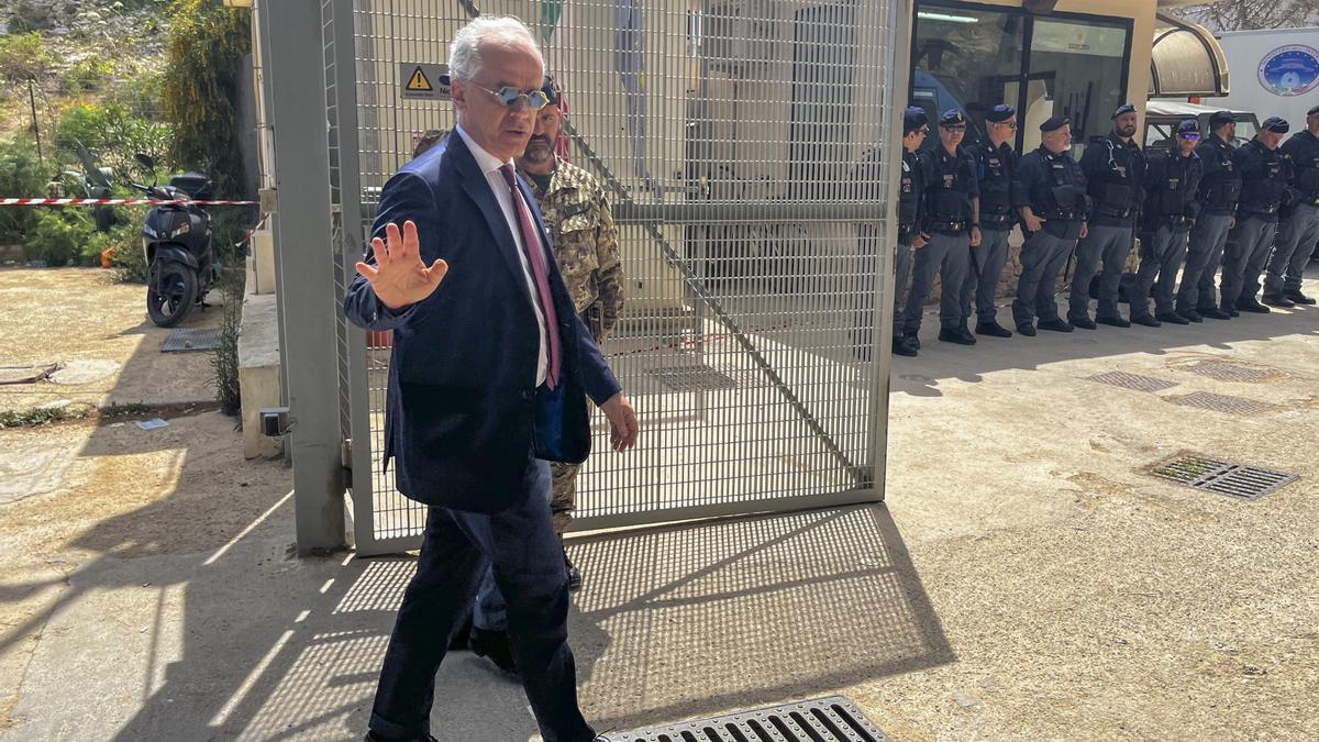 Llegada de Matteo Pelosi al centro de acogida de Lampedusa, donde tan solo estuvo diez minutos pese a quintuplicar su capacidad de acogida.