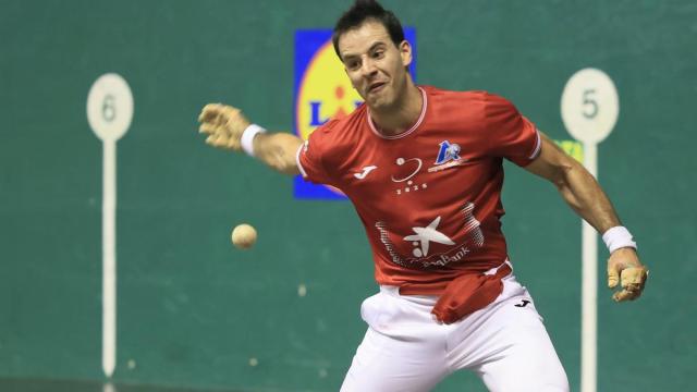 Zabala remonta a Darío en la eliminatoria del Cuatro y Medio de San Fermín disputada en el frontón Astelena de Eibar.