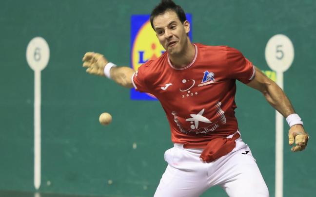 Zabala remonta a Darío en la eliminatoria del Cuatro y Medio de San Fermín disputada en el frontón Astelena de Eibar.
