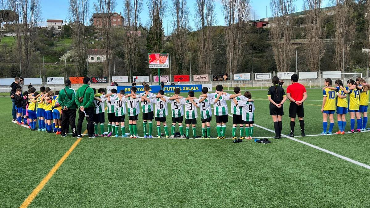 Homenaje a Lander Sollano en el campo de fútbol del C.F. Trapagaran