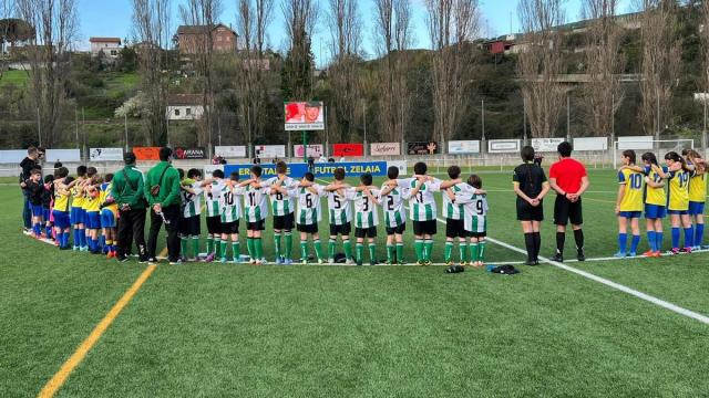 Homenaje a Lander Sollano en el campo de fútbol del C.F. Trapagaran Homenaje a Lander Sollano en el campo de fútbol del C.F. Trapagaran
