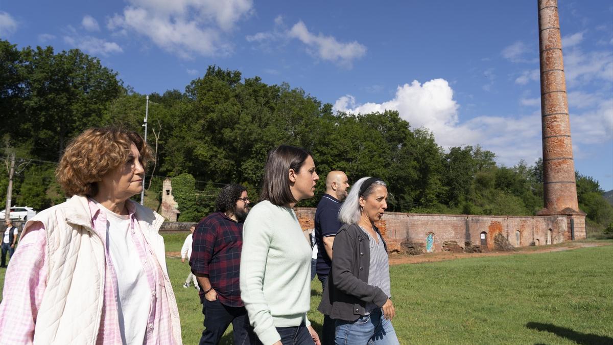 Irene Montero visita la reserva de la biosfera de Urdaibai. Le acompaña la coordinadora general de Podemos Euskadi, Pilar Garrido, junto con Luismi Lapeña, Richar Vaquero y Eneritz de Madariaga.