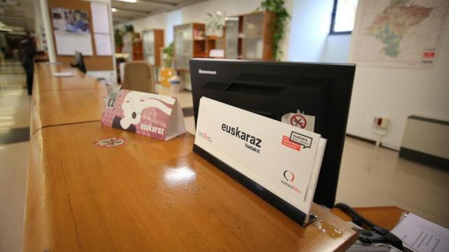 Un cartel en una oficina de una administración pública advierte al usuario de que el funcionario que está al otro lado del mostrador puede atenderle en euskera.