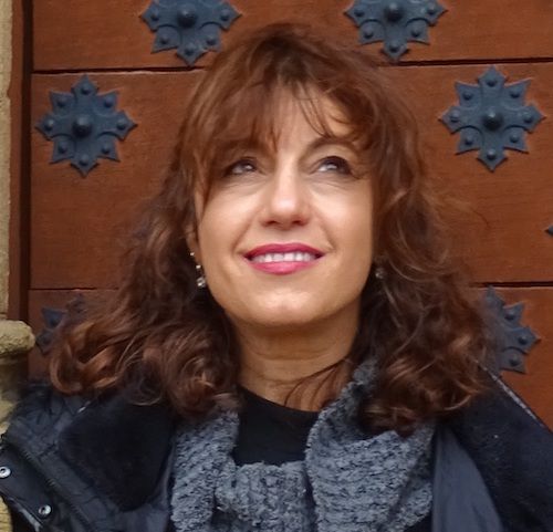 Profesora de profesión, Carrillo atesora una larga trayectoria como artista.