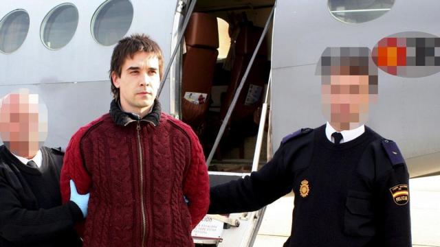 Asier Arzalluz durante su traslado de Francia al Estado en 2009.