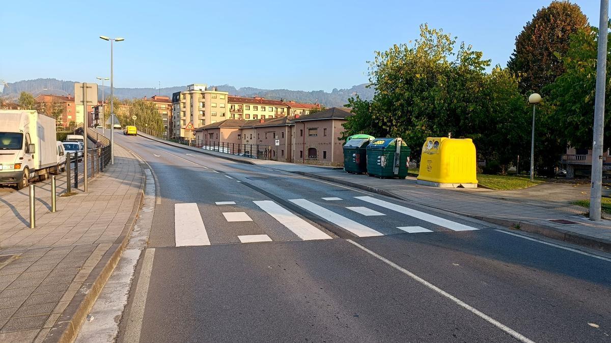 Renovación del pintado en Txaporta para reforzar la seguridad vial.
