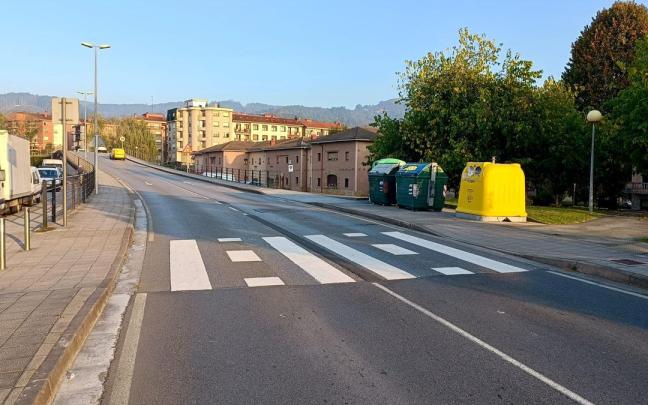 Renovación del pintado en Txaporta para reforzar la seguridad vial.
