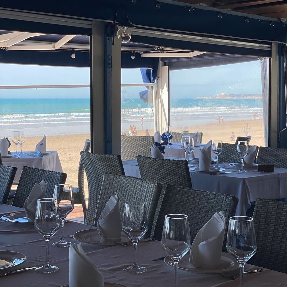Las vistas a la kilométrica playa de Conil desde La Fontanilla.