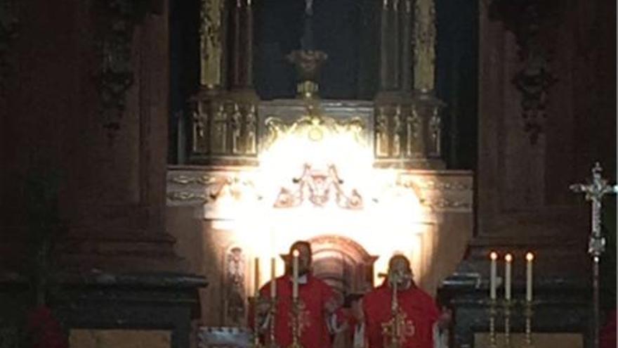 Un gran foco de luz solar penetra sobre el altar mayor en el momento del fenómeno del asoleo, que fotografió Andoni Larrañaga en 2019.